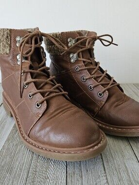 Amore Mia Size 8.5M Brown Womens Lace Up Ankle Boots with Knit Cuff Ankles. All
